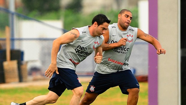 Adriano e Chicão no treino do Corinthians (Foto: Marcos Ribolli/Globoesporte.com)