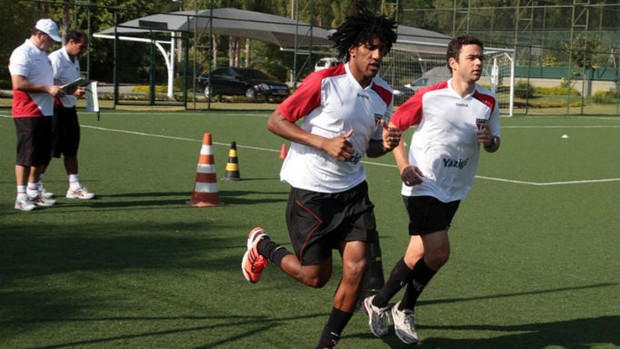 Cortês e Juan vão disputar a vaga na lateral esquerda (Foto: Rubens Chiri / Site oficial do São Paulo FC)