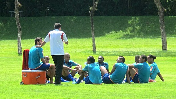 jogadores no treino do Flamengo conversam com Luxemburgo (Foto: Janir Junior / GLOBOESPORTE.COM)
