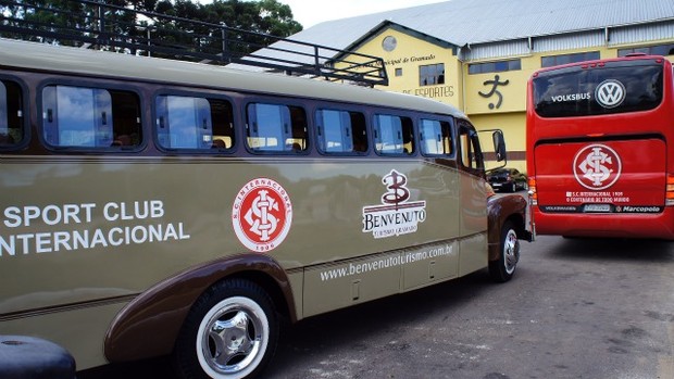 Ônibus da delegação do Inter na pré temporada em Gramado, RS (Foto: Diego Guichard)
