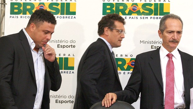 Jerome Valcke, ministro Aldo Rebelo e Ronaldo no Ministério do Esporte (Foto: Ailton de Freitas / Ag. O Globo)