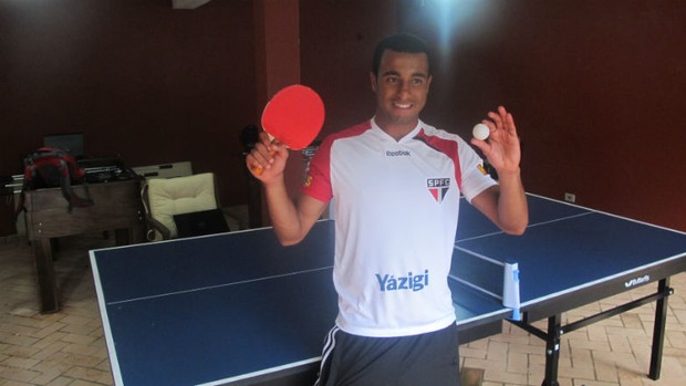 Lucas comemora a vitória no ping pong (Foto: Marcelo Prado / GLOBOESPORTE.COM)