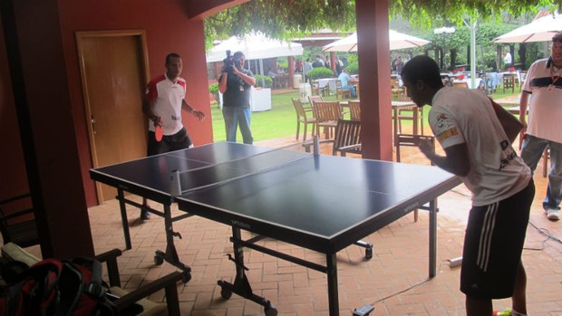 Lucas e Luis Fabiano jogando ping pong em Cotia (Foto: Marcelo Prado / GLOBOESPORTE.COM)