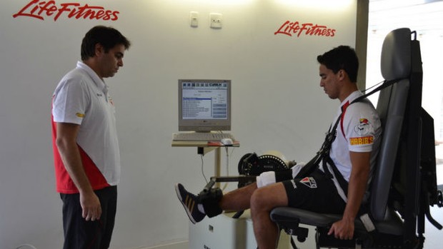 Jadson faz exercício observado pelo fisioterapeuta Betinho em Cotia (Foto: Site oficial do São Paulo FC)