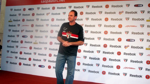 Rogério Ceni com a camisa que lembra o mundial de 2005 (Foto: Marcelo Prado / GLOBOESPORTE.COM)