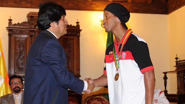 Evo Morales encontra Ronaldinho Gaucho (Foto: Alexandre Vidal/Fla Imagem)