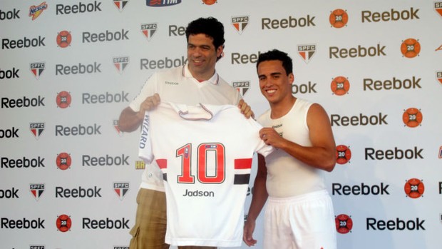 Jadson recebe a camisa 10 de Raí em sua apresentação (Foto: Marcelo Prado / GLOBOESPORTE.COM)