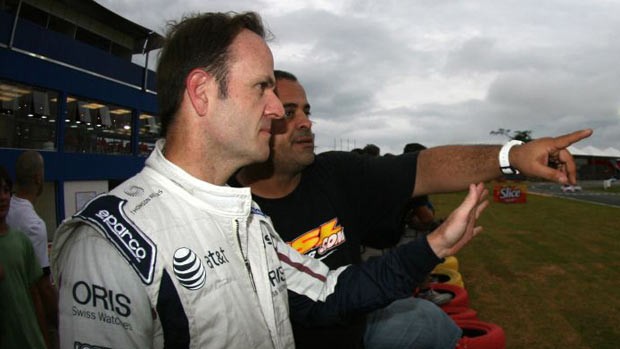 Rubens Barrichello observa os colegas antes de entrar na pista (Foto: Bruno Terena/ Divulgação)