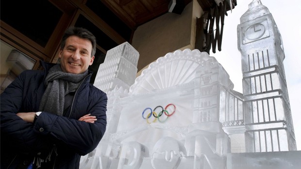 Olimpíadas Sebastian Coe, presidente de Londres 2012, e escultura de gelo em Davos (Foto: AFP)