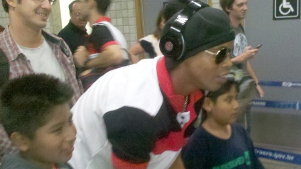 Ronaldinho no desembarque do Flamengo (Foto: Richard Souza/Globoesporte.com)