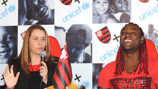 Vagner Love e Patrícia Amorim durante apresentação no Flamengo (Foto: André Durão / GLOBOESPORTE.COM)