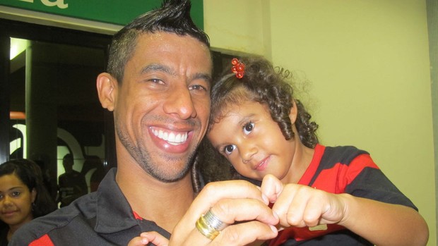leonardo moura com torcedores e filha (Foto: Janir Junior/Globoesporte.com)