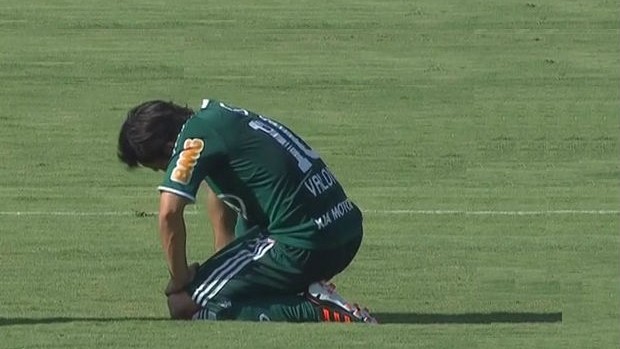Valdivia, do Palmeiras, sente lesão em jogo contra o Santos (Foto: Reprodução / TV Globo)
