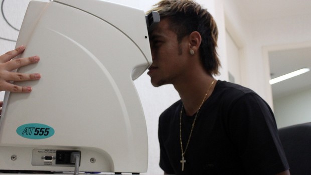 Neymar faz exame de vista no Santos (Foto: divulgação/Santos FC)