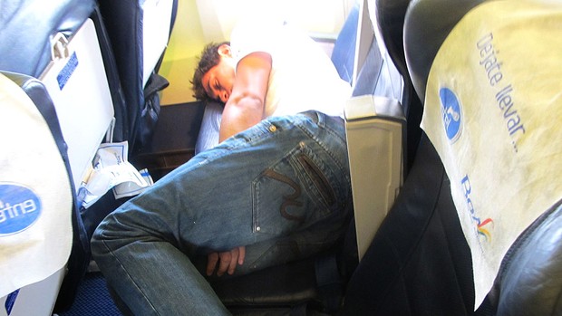 Ganso dormindo no avião do Santos (Foto: Marcelo Hazan / Globoesporte.com)