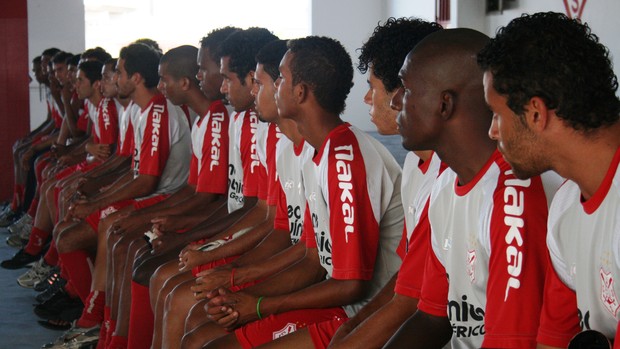 Jogadores do Sergipe se reúnem no salão (Foto: Felipe Martins/GLOBOESPORTE.COM)