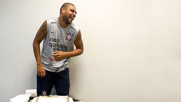 Adriano ganha bolo de aniversário no treino do Corinthians (Foto: Daniel Augusto Jr./ Ag. Estado)