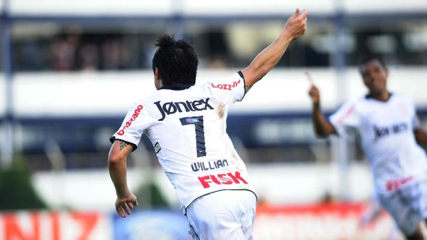 Willian comemora gol do Corinthians contra o São Caetano (Foto: Marcos Ribolli / globoesporte.com)