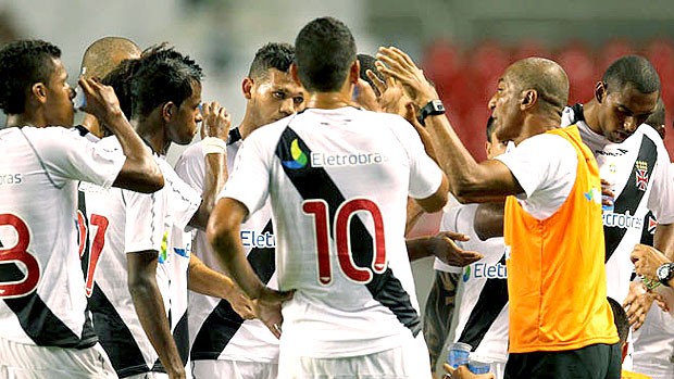 Cristóvão Borges com os jogadores do Vasco na partida contra o Boavista (Foto: Marcelo Sadio / Site Oficial do Vasco da Gama)