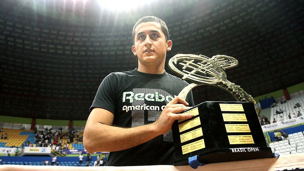 Nicolas Almagro com o troféu da final de tênis do Brasil Open (Foto: Gaspar Nóbrega / Inovafoto)