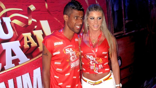 Léo Moura com a esposa no carnaval do Rio de Janeiro (Foto: Alexandre Alliatti / Globoesporte.com)