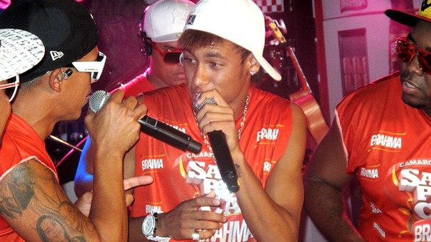 Neymar cantando no carnaval do Rio de Janeiro (Foto: Alexandre Alliatti / Globoesporte.com)