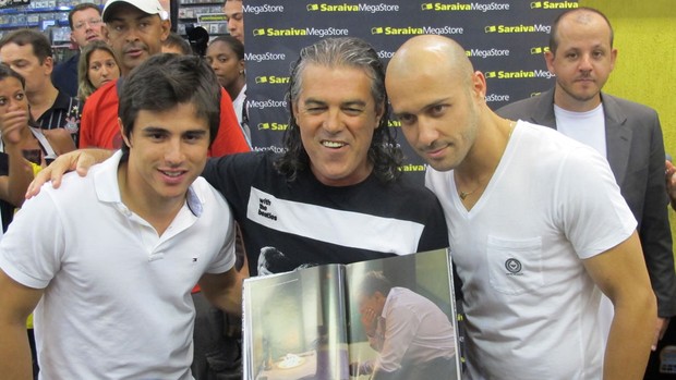 Alessandro e Willian livro corinthians (Foto: Gustavo Serbonchini / Globoesporte.com)
