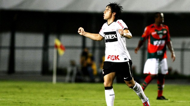 Willian comemora gol do Corinthians contra a Portuguesa (Foto: Léo Barrilari / Ag. Estado)