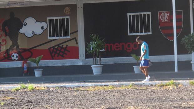 Léo Moura segue com dores no joelho e não realiza treino com bola  (Foto: Janir Junior / GLOBOESPORTE.COM)