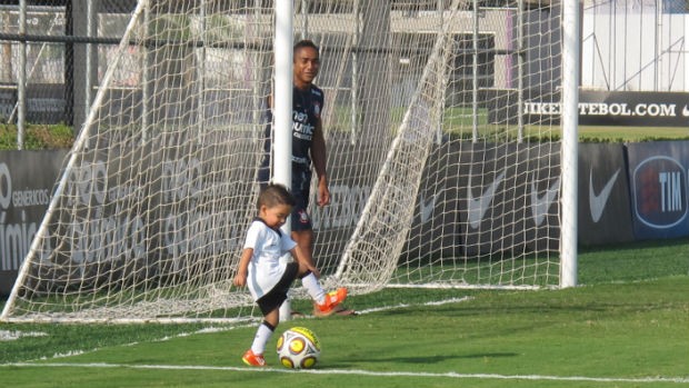 Filho de Jorge Henrique brinca no treino do Timão (Foto: Carlos Augusto Ferrari / Globoesporte.com)