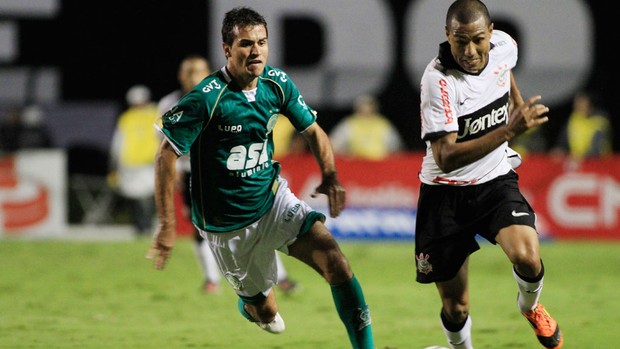 Danilo Sacramento do Guarani e Luis Ramirez do Corinthians (Foto: Rahel Patrasso / Ag. Estado)