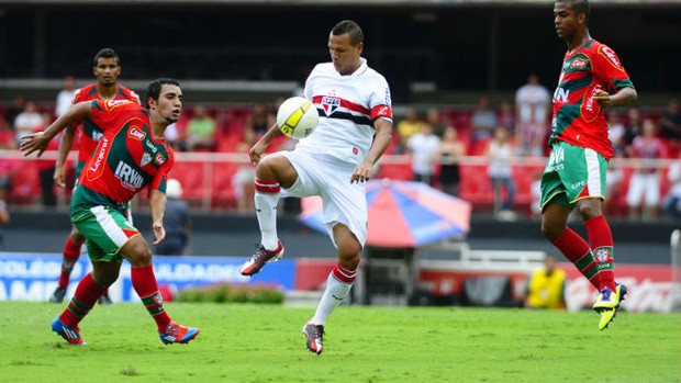 Luis Fabiano quebrou o jejum de gols diante da Portuguesa (Foto: Marcos Ribolli / GLOBOESPORTE.COM)