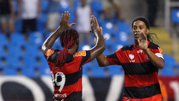 Vagner Love Ronaldinho Gaucho gol Flamengo (Foto: Iivo Gonzalez / O Globo)