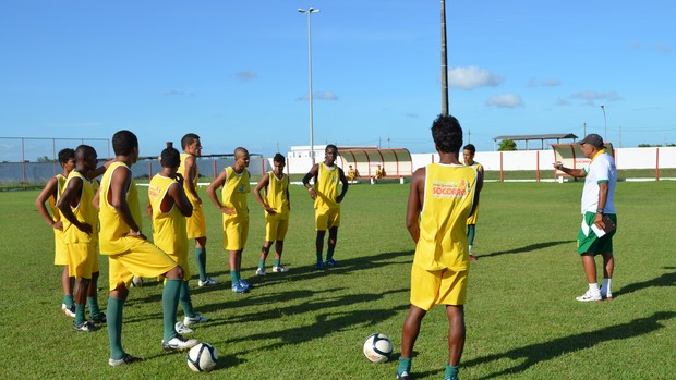Treinador orienta a equipe para a decisão contra o São Domingos (Foto: Felipe Martins/GLOBOESPORTE.COM)