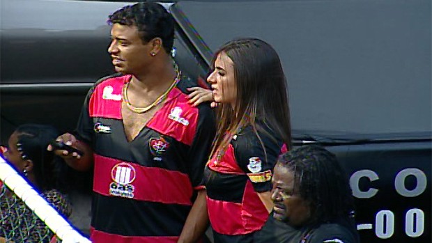 Nicole Bahls com a camisa do Vitória no Barradão para acompanhar o Ba-Vi (Foto: Imagem/TV Bahia)