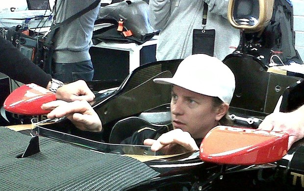 Fórmula 1 - Raikkonen experimenta o cockpit da Lotus pela primeira vez (Foto: Reprodução Twitter)