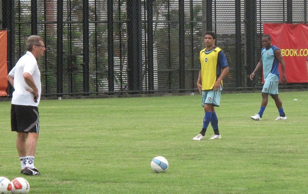 Oswaldo oliveira comanda seu primeiro treino no Botafogo (Foto: André Casado / GLOBOESPORTE.COM)