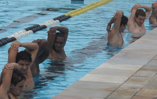 Aquecimento jogadores Botafogo na piscina (Foto: André Casado/Globoesporte.com)