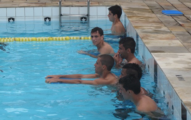 Caio e ex-jogadores da base Botafogo em sessão na piscina  (Foto: André Casado/Globoesporte.com)