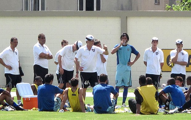 Oswaldo de Oliveira conversa com jogadores no treino do Botafogo (Foto: Thales Soares / Globoesporte.com)