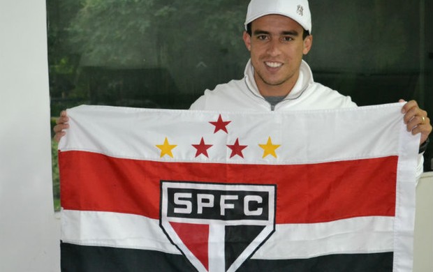 Jadson segura a bandeira do São Paulo na chegada ao CT da Barra Funda (Foto: Site oficial do São Paulo FC)