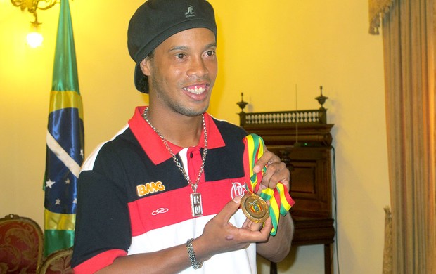 Ronaldinho Gaúcho recebe homenagem de Evo Morales (Foto: Richard Souza / GLOBOESPORTE.COM)