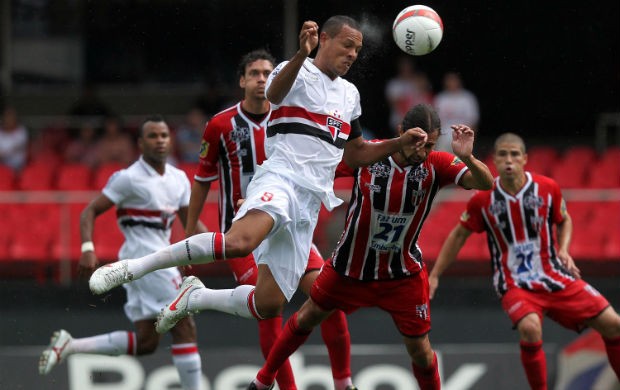 Luis Fabiano, do São Paulo, em jogo contra o Botafogo de Ribeirão Preto (Foto: Gaspar Nóbrega / VIPCOMM)