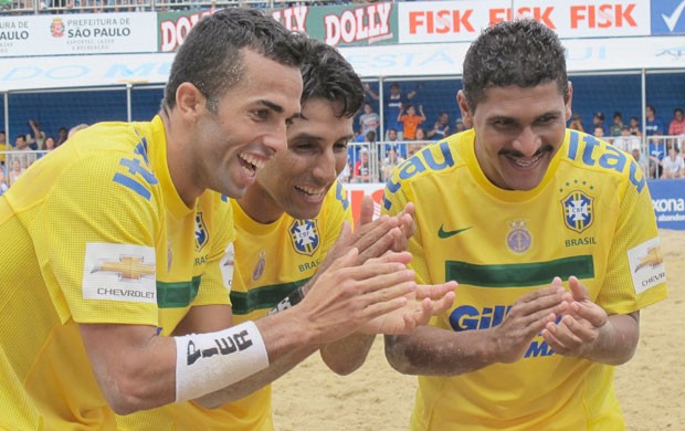 comemoração gol brasil futebol de areia contra seleção do mundo desafio internacional (Foto: Igor Christ/Globoesporte.com)