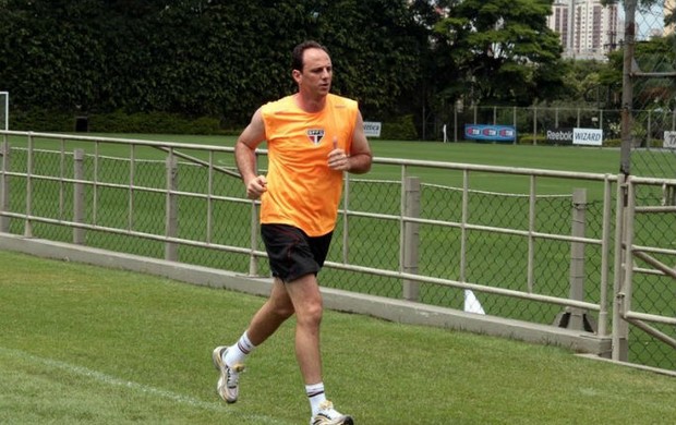 Rogério Ceni corre no gramado do CT da Barra Funda (Foto: Site oficial do São Paulo FC)
