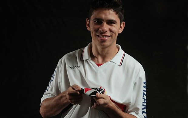 Osvaldo posa com a camisa do São Paulo (Foto: Rubens Chiri / Site oficial do São Paulo FC)