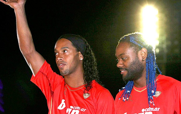 Ronaldinho Gaúcho e Vagner Love durante evento (Foto: Reuters)