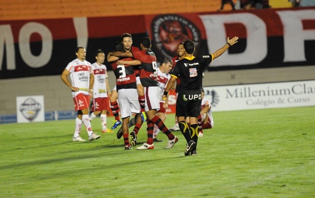 Thiaguinho comemora seu gol diante da Anapolina (Foto: Joelton Godoy/Atlético-GO)