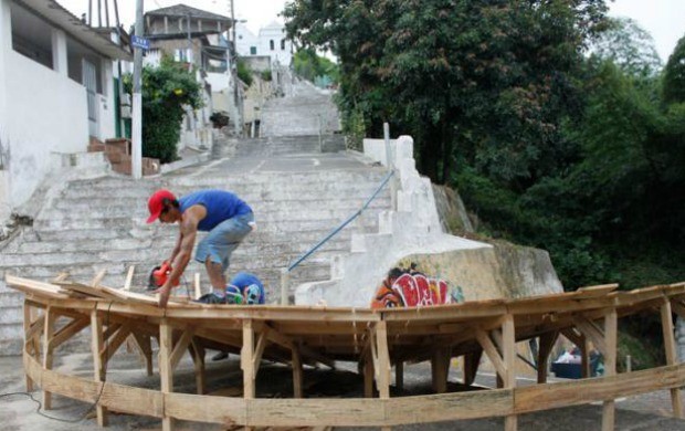Descida das Escadas de Santos rampas sendo montadas (Foto: Divulgação)