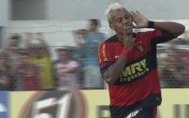 Marcelinho Paraíba comemora gol mostrando o dente (Foto: Reprodução / TV Globo)